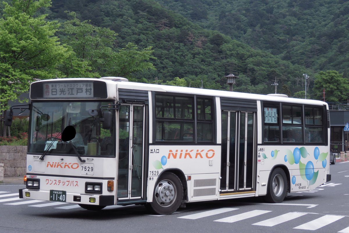 kawatetsu_suzu's tweet photo. 日光交通に在籍していた江戸村循環用の大型車たち。

この頃はLV834 2台と、HU 1台の3台体制でした。のちにHU2PMEEが阪東自動車から移籍し、ノンステ率が100%になりましたが、現在はいずれも廃車となり、他線区と同様のナロー車による運行となっております。 https://t.co/rPd9KeqJpf