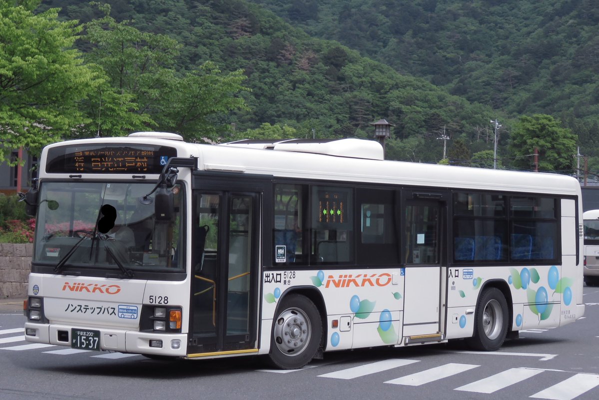 kawatetsu_suzu's tweet photo. 日光交通に在籍していた江戸村循環用の大型車たち。

この頃はLV834 2台と、HU 1台の3台体制でした。のちにHU2PMEEが阪東自動車から移籍し、ノンステ率が100%になりましたが、現在はいずれも廃車となり、他線区と同様のナロー車による運行となっております。 https://t.co/rPd9KeqJpf