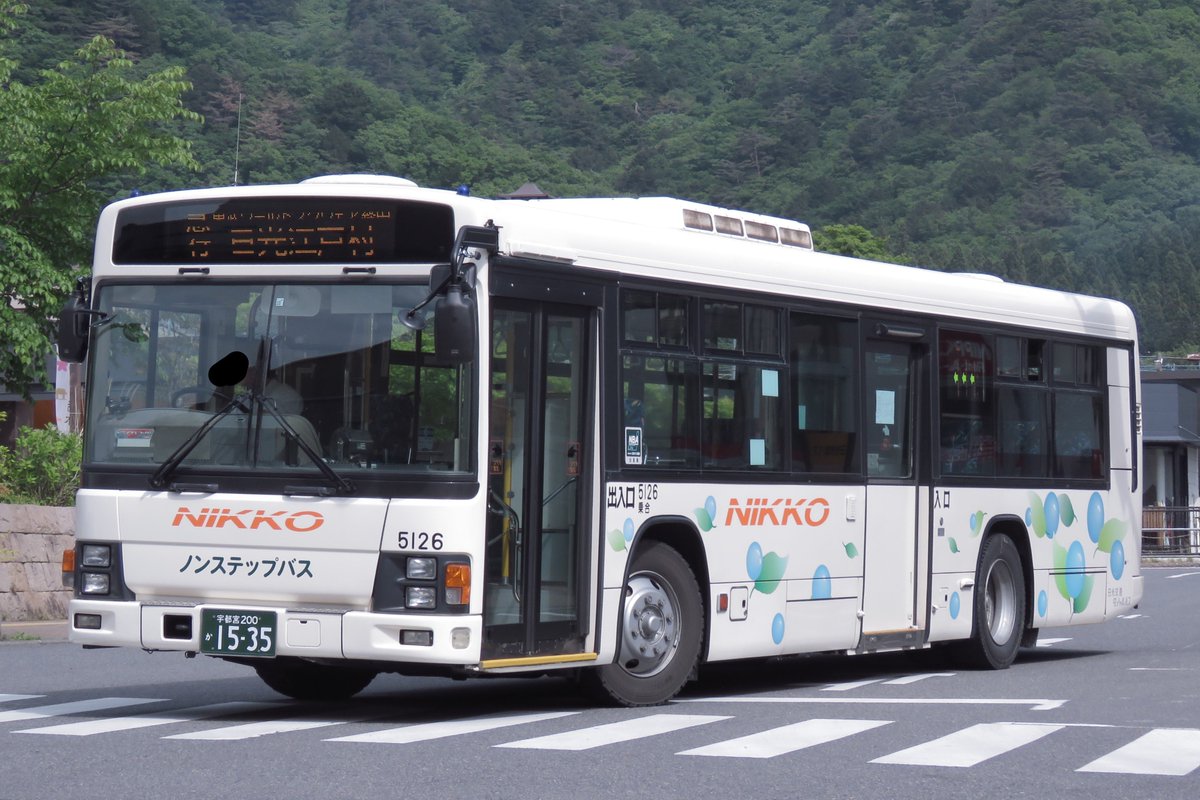 kawatetsu_suzu's tweet photo. 日光交通に在籍していた江戸村循環用の大型車たち。

この頃はLV834 2台と、HU 1台の3台体制でした。のちにHU2PMEEが阪東自動車から移籍し、ノンステ率が100%になりましたが、現在はいずれも廃車となり、他線区と同様のナロー車による運行となっております。 https://t.co/rPd9KeqJpf