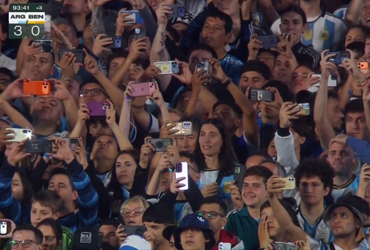TouchlineX's tweet photo. 📸 - ALL FANS ARE RECORDING MESSI'S LAST FREE-KICK WITH ARGENTINA! https://t.co/MlmekZp7Vg