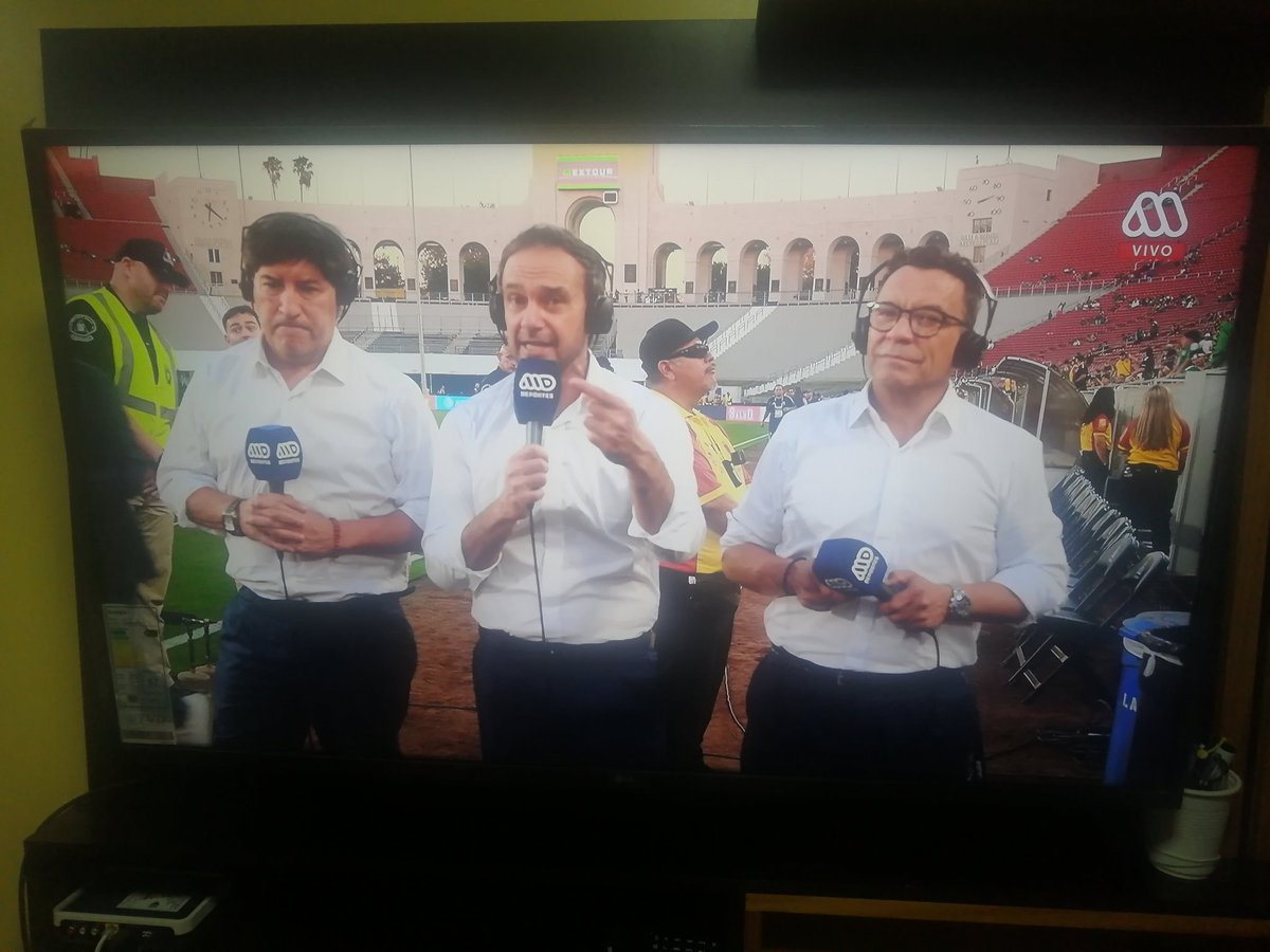 pflores_alq's tweet photo. Estaba emocionado porque vería a @LaRoja por @Mega, pero me llevo la desagradable sorpresa de tener que escuchar a este insufrible del Sepu 😡 https://t.co/GxyudHtVyF