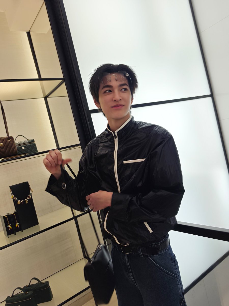 AboutKeonho_TH's tweet photo. 📷 CORTIS Instagram Update
🗓 2026.10.07
💬 31 rue cambon, Paris
🔗:https://t.co/78duWxSMOp
KEONHO AT CHANEL PFW
#KEONHO #건호 #ゴンホ
#KEONHOxCHANELSS27
#CHANELSpringSummer
#KEONHO @CHANEL
#CORTIS #코르티스 https://t.co/qWqTDjEHwE