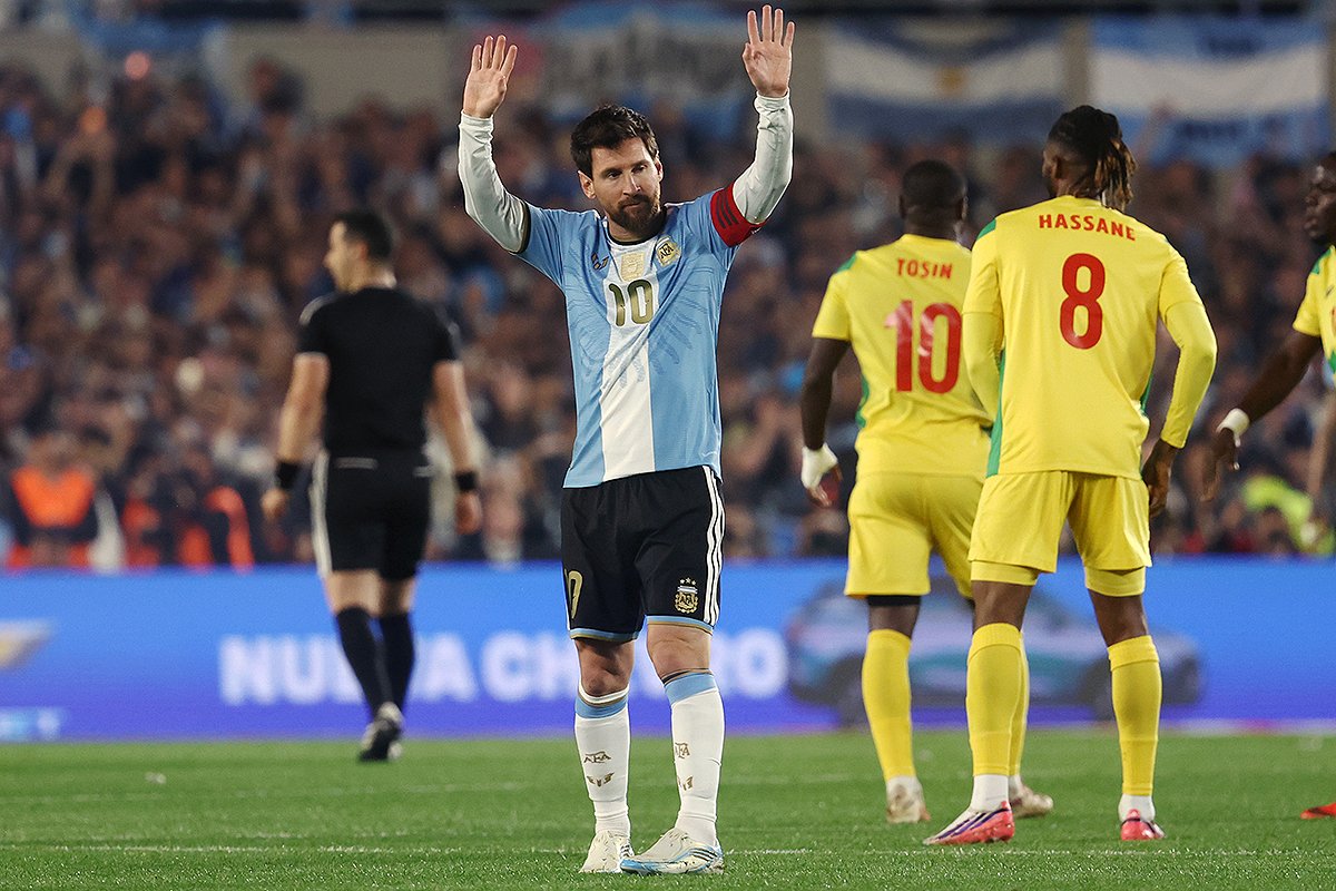 SoccerKingJP's tweet photo. 🇦🇷試合結果🇦🇷
メッシが代表ラストマッチで圧巻の1G2A…通算208試合126ゴールでアルゼンチン代表に別れ
https://t.co/CGrvX6gwWa

🗣️編集部より
「メッシの代表引退試合となったベナン戦は3－0で快勝。盟友オタメンディへのアシストにPKでのゴールと最後まで“GOAT”でした」 https://t.co/uYG3WSRAZe