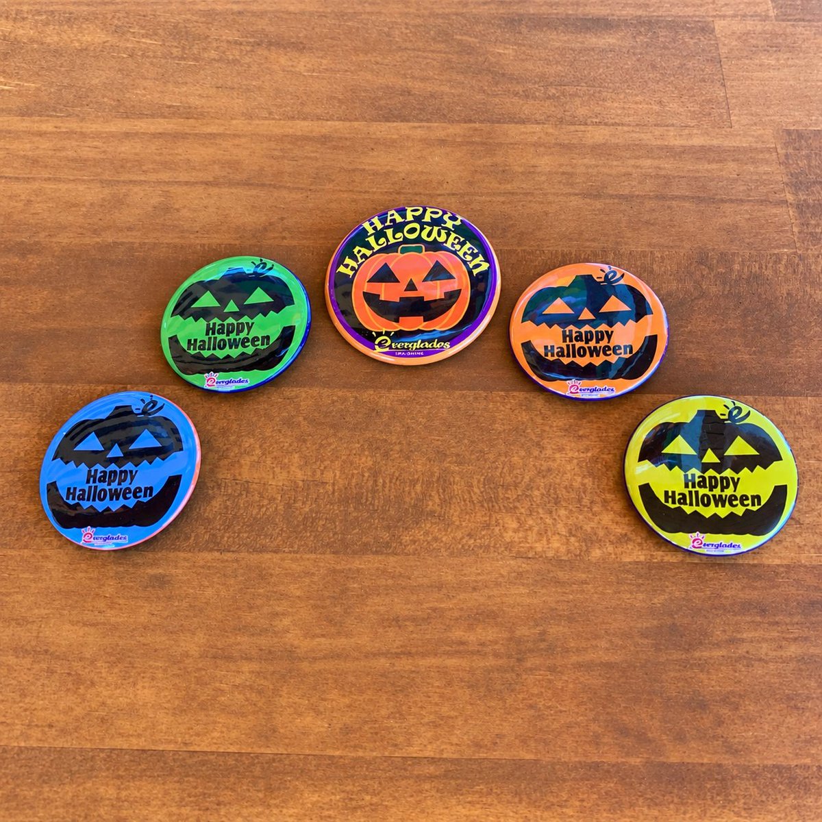 AOR_everglades's tweet photo. 【エバーグレイズ香肌峡】

ハロウィン限定ガチャガチャ登場！👻

ハロウィンキャンプの思い出にもぴったり♪
ハロウィン限定のオリジナル缶バッジガチャを設置しました✨
どれが出るかはお楽しみ！全7種類の中には「SECRET」も…！？👀

ご来場の際は、ぜひフロント前をチェックしてみてください！🧡 https://t.co/06qqS0pjUV