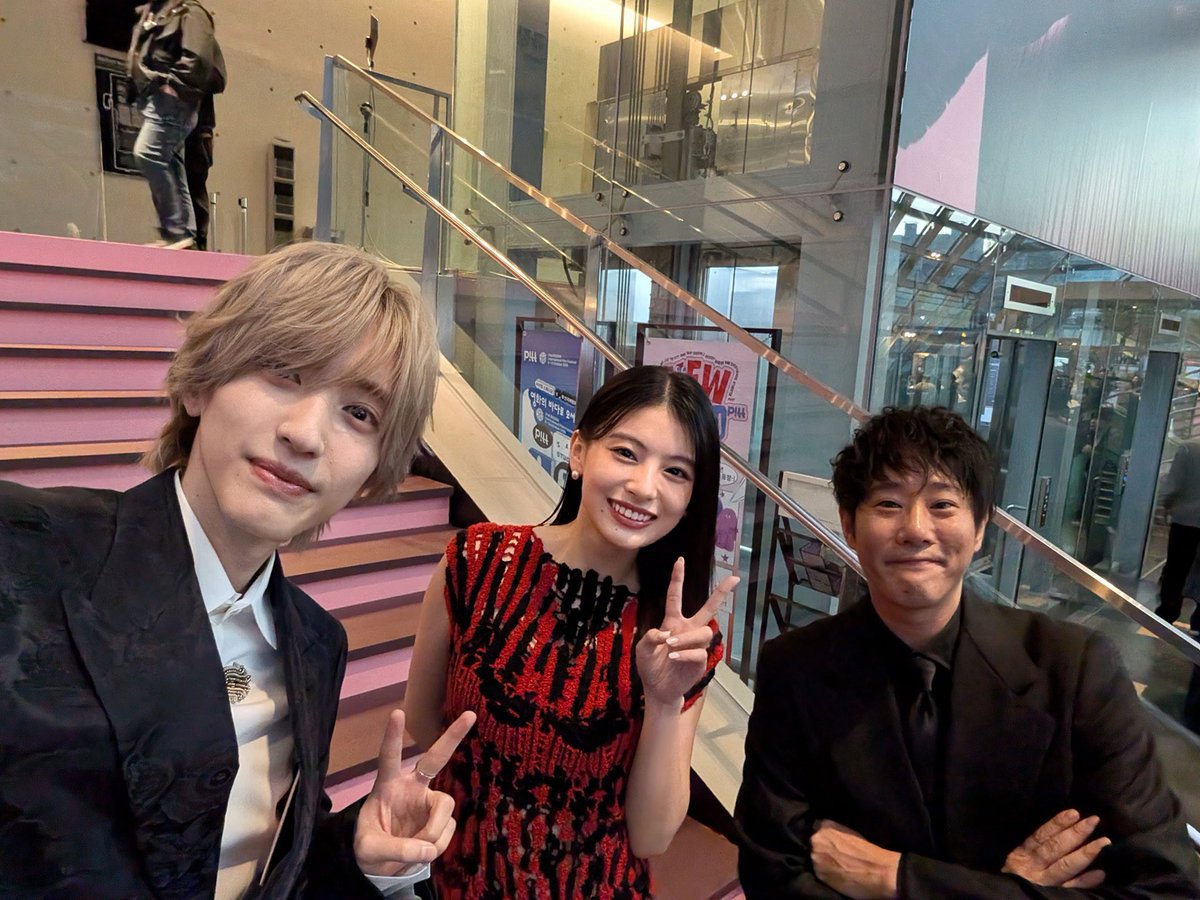 lev_movie's tweet photo. 釜山国際映画祭から
奇跡の3ショットが到着しました。
#道枝駿佑 #出口夏希 #藤井道人

※本作は釜山国際映画祭に
出品されておりません。

映画『#リバイアサン』は
『うるわしの宵の月』
『ルックバック』
『汝、星のごとく』
を応援しています。 https://t.co/tkv3oyKF5B