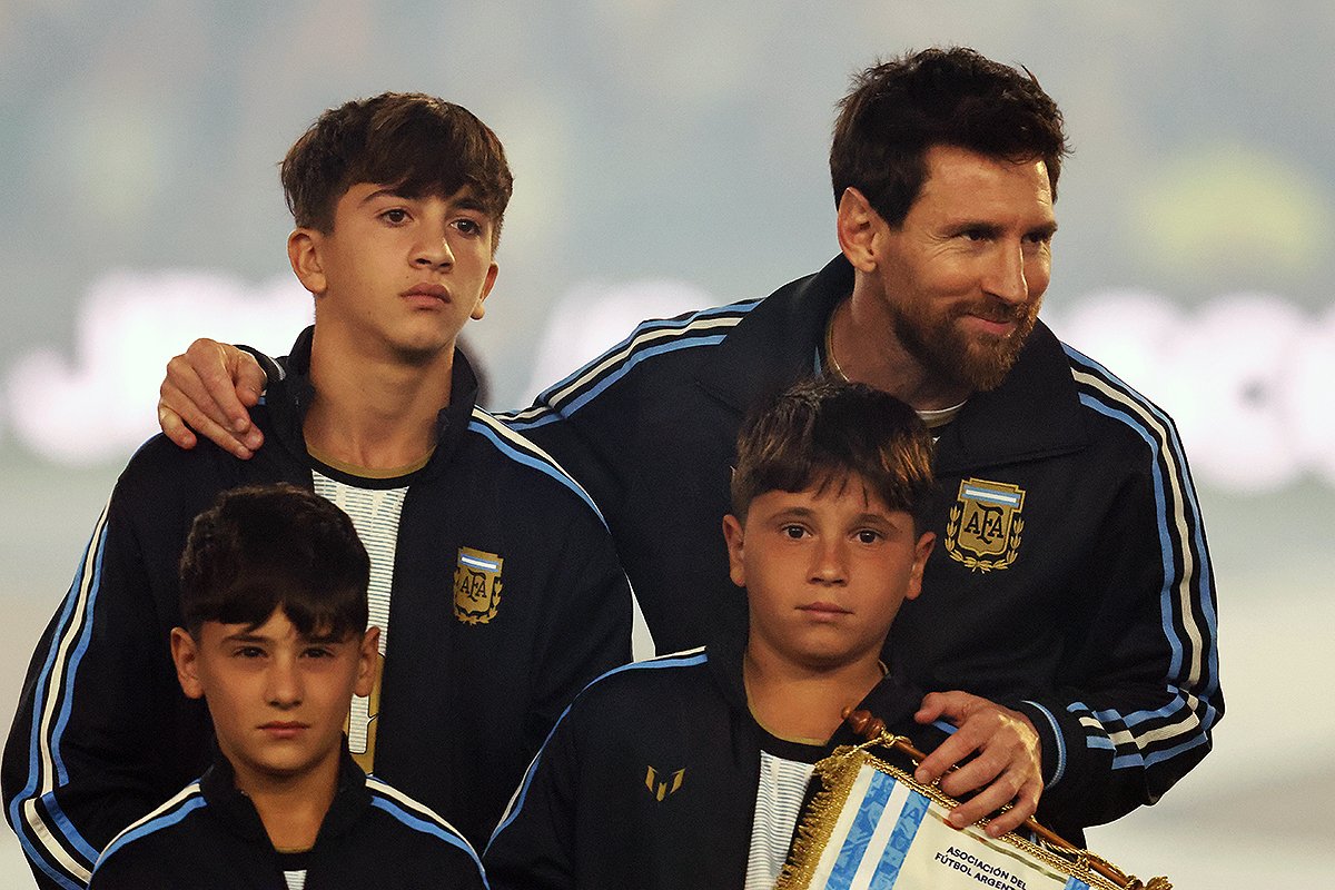 SoccerKingJP's tweet photo. 🇦🇷試合結果🇦🇷
メッシが代表ラストマッチで圧巻の1G2A…通算208試合126ゴールでアルゼンチン代表に別れ
https://t.co/CGrvX6gwWa

🗣️編集部より
「メッシの代表引退試合となったベナン戦は3－0で快勝。盟友オタメンディへのアシストにPKでのゴールと最後まで“GOAT”でした」 https://t.co/uYG3WSRAZe