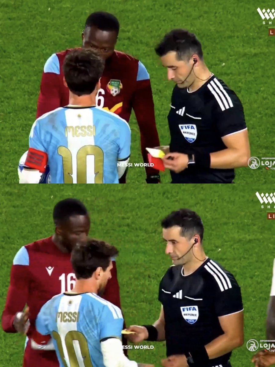 idextratime's tweet photo. Seusai pertandingan, Lionel Messi terlihat menyimpan bola serta meminta kartu kuning dan kartu merah dari wasit untuknya. 👋🏼🇦🇷 https://t.co/kzX5GdVVtA