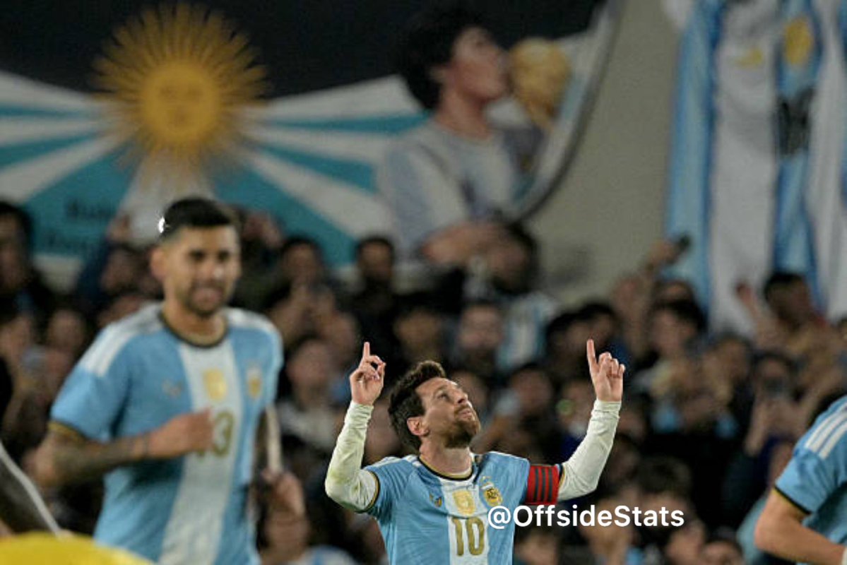 OffsideStats's tweet photo. Esta foto, por D10s. Messi señala el cielo. De fondo, Maradona besa la Copa. Y el próximo capitán, Romero, le pasa por al lado sonriendo. 🇦🇷❤️ https://t.co/PZRdwi783H