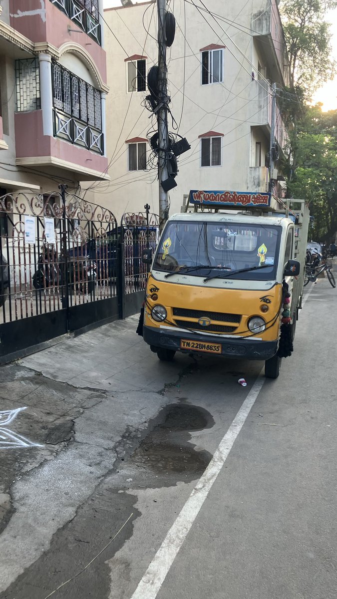 nwc6y's tweet photo. @ChennaiTraffic Sir, this vehicle is still parked blocking the entry and exit into the apartment. I have called the number mentioned on the vehicle twice, but they have not moved it yet. Please take immediate action. @reclaimchennai @UpdatesChennai 

TN 22 BM 8835 https://t.co/xiwppxw4oe
