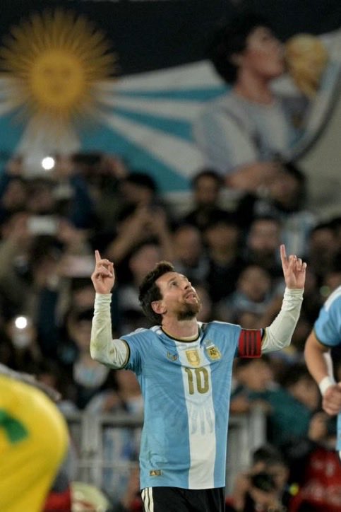 Benayadachraf's tweet photo. رسميا ميسي يودع الأرجنتين 🥹❤️ ، كرة القدم تدرف الدموع🐐🥹، التاريخ أصبح جاهزًا لكي يتعلمه الآخرون ❤️ … https://t.co/nXe0NFvxeg