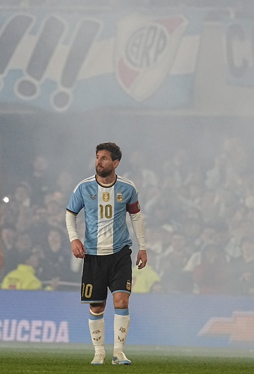 turcocarp's tweet photo. 29 partidos en el Monumental
23 victorias
6 empates
0 derrotas
20 goles

Lionel Andrés Messi, Socio Honorario del Club Atlético River Plate, en el patio de su casa. Literal. https://t.co/mXgi3W660u