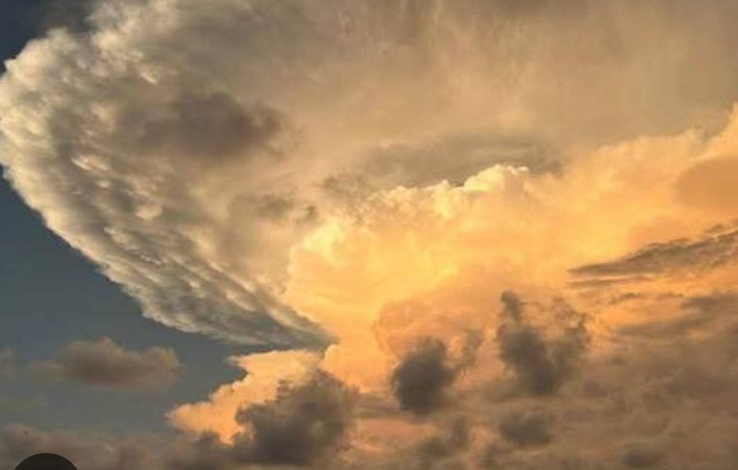 davidurra7's tweet photo. Aviso por  ⛈️⛈️ principalmente en los valles a cordillera.

Estas son probables mañana después de medio día

( provincia del Limari y el Centro Sur) Localizadas. 

En Reflectividad simulada la zonas amarillo en donde se pueden dar granizadas importantes❄️

Mismo pronóstico tarde https://t.co/eVW8soNLCi