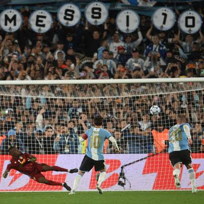 MDRfutbol's tweet photo. Juan 1:18, "a Dios nadie lo ha visto jamás". 
Yo lo acabo de ver por ultima vez vestir la 10 de mi selección y con la cinta de capitán.
Gracias Messi si alguien me dio los días mas felices de mi vida fuiste vos y hoy te vas como el mejor de la historia del país que mas te ama. https://t.co/rxQRIxcXhJ