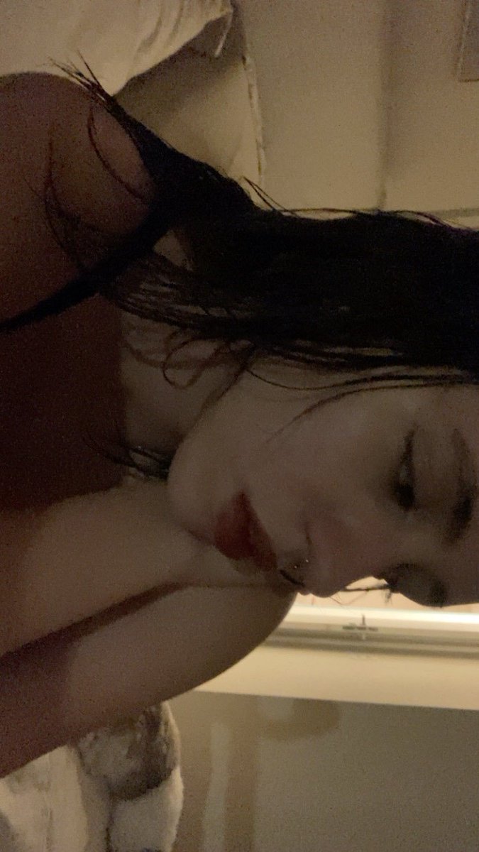radiocareca's tweet photo. pras conservagatas e pros incels que tao me chamando de gorda e feia, fica dado o recado viu 

questionem o que quiser, menos a minha inteligencia ou a minha beleza https://t.co/ditYj32ZMv