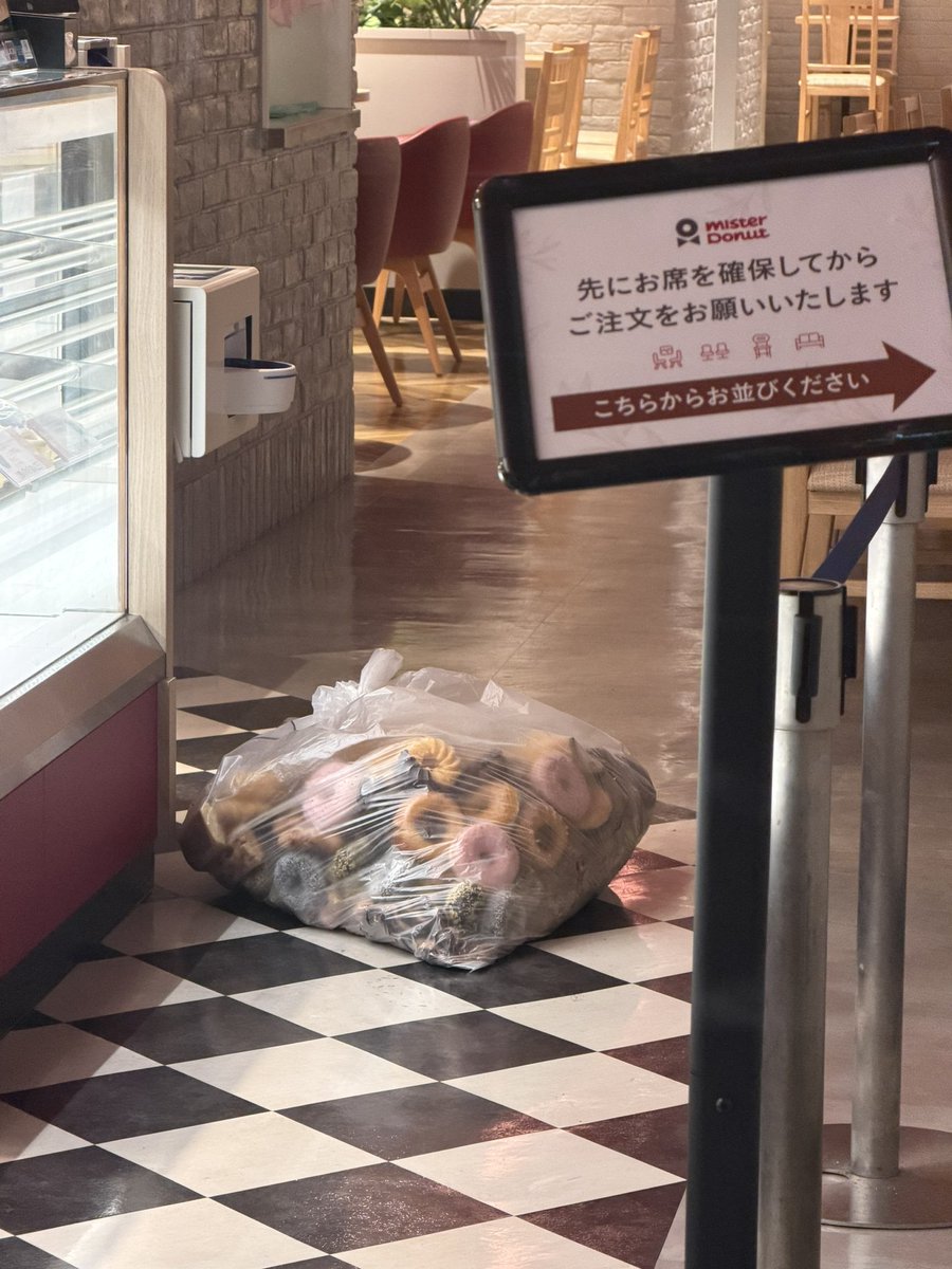 mapo1988's tweet photo. 夜のミスドで見た現実 https://t.co/1n6ogti1qG