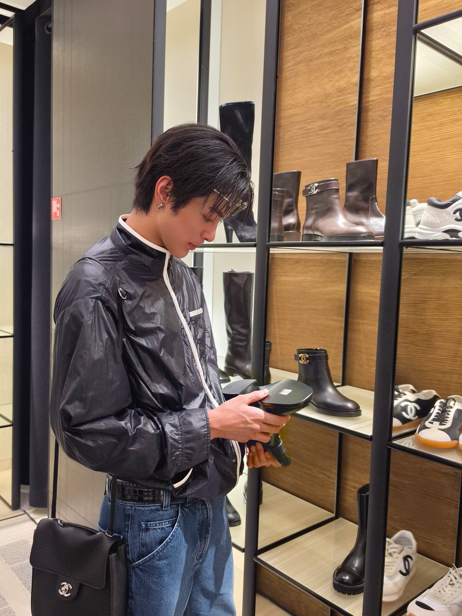 AboutKeonho_TH's tweet photo. 📷 CORTIS Instagram Update
🗓 2026.10.07
💬 31 rue cambon, Paris
🔗:https://t.co/78duWxSMOp
KEONHO AT CHANEL PFW
#KEONHO #건호 #ゴンホ
#KEONHOxCHANELSS27
#CHANELSpringSummer
#KEONHO @CHANEL
#CORTIS #코르티스 https://t.co/qWqTDjEHwE
