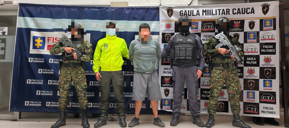 millerfdoarias's tweet photo. 🚨 Capturado en Popayán alias ‘Papas’, investigado por el feminicidio de Cristina María Patiño Sandoval. Operación conjunta de @GAULA_Militares, CTI y @PoliciaColombia en el b. La Paz. Tenía 16 anotaciones. https://t.co/ondBQYeGyw