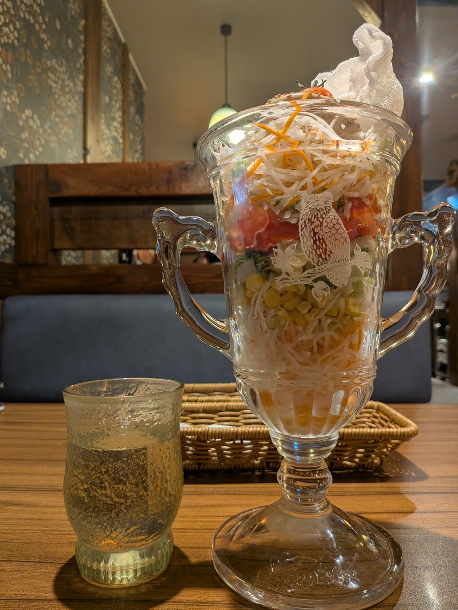 dekamoriramen's tweet photo. 【速報】びっくりドンキーで高さ31cmのサラダが激安680円で販売開始 https://t.co/SZoFgkVGm1