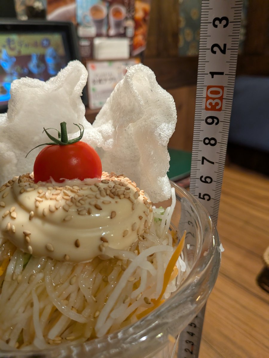 dekamoriramen's tweet photo. 【速報】びっくりドンキーで高さ31cmのサラダが激安680円で販売開始 https://t.co/SZoFgkVGm1
