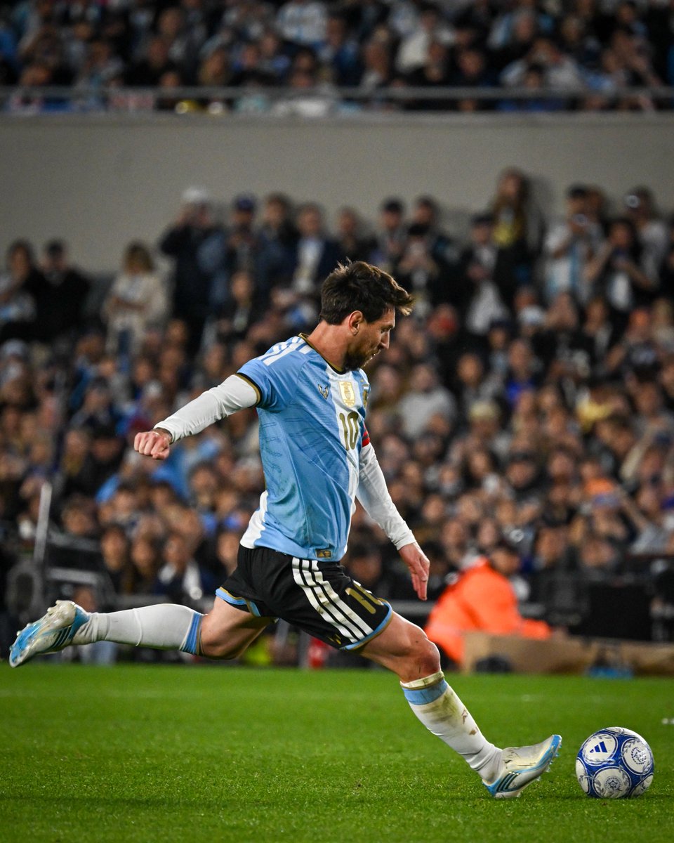 LigaAFA's tweet photo. 🥺🇦🇷 ¡Gracias por todo, capitán! 

En el último partido de Leo Messi con la camiseta Argentina, la Selección le ganó 3-0 a Benín con los tantos del 🔟, Otamendi y Paz https://t.co/urqFbGpi7l
