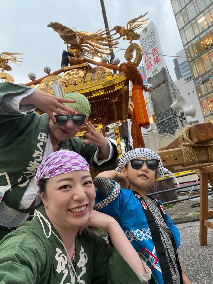 yrn43's tweet photo. ふくろ祭りが終わって夏の終わりを感じています。
息子の口ずさむ歌も秋の歌になりました🍂

今年もふくろ祭りは親子で担がせていただき楽しませていただきました✨
やっぱりあのパレードは圧巻でしたね！
息子も大興奮でした☺️

町会の皆様、実行委員会の皆様
ありがとうございました！！！！ https://t.co/1Mk0GrJPkN