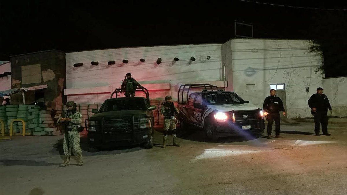sspdgo's tweet photo. Continúa la estrategia coordinada de seguridad en la Región Lagunera de #Durango, con el trabajo conjunto de la Fuerza Metropolitana de Policía Estatal, @Defensamx1 y @GN_MEXICO_ ; llevando a cabo la instalación de puestos de control de seguridad y recorridos de vigilancia. https://t.co/ZhJU57h6af