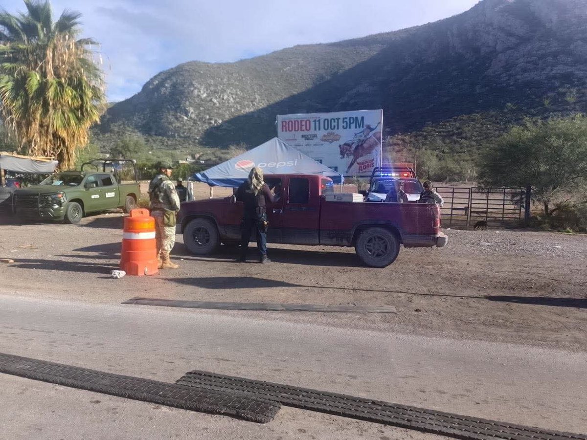 sspdgo's tweet photo. Continúa la estrategia coordinada de seguridad en la Región Lagunera de #Durango, con el trabajo conjunto de la Fuerza Metropolitana de Policía Estatal, @Defensamx1 y @GN_MEXICO_ ; llevando a cabo la instalación de puestos de control de seguridad y recorridos de vigilancia. https://t.co/ZhJU57h6af