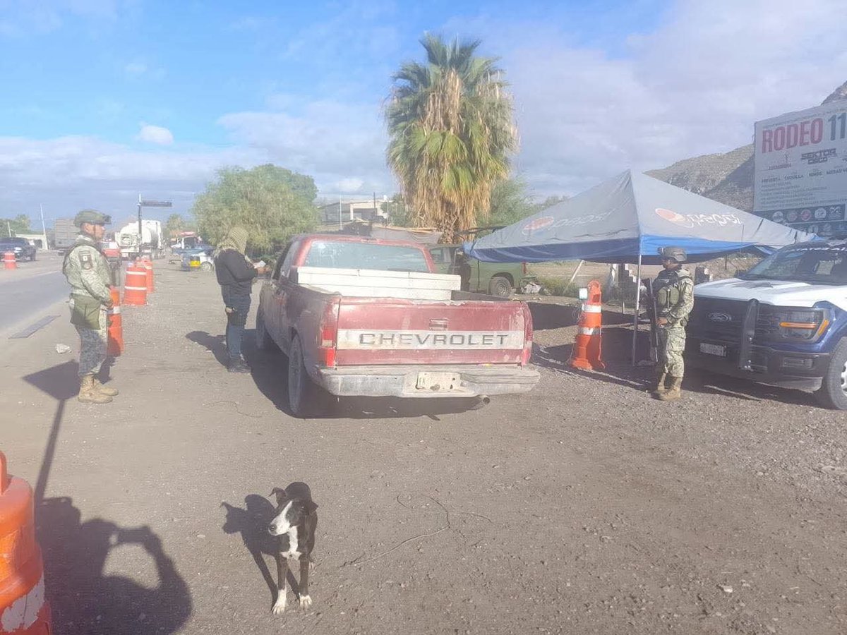sspdgo's tweet photo. Continúa la estrategia coordinada de seguridad en la Región Lagunera de #Durango, con el trabajo conjunto de la Fuerza Metropolitana de Policía Estatal, @Defensamx1 y @GN_MEXICO_ ; llevando a cabo la instalación de puestos de control de seguridad y recorridos de vigilancia. https://t.co/ZhJU57h6af