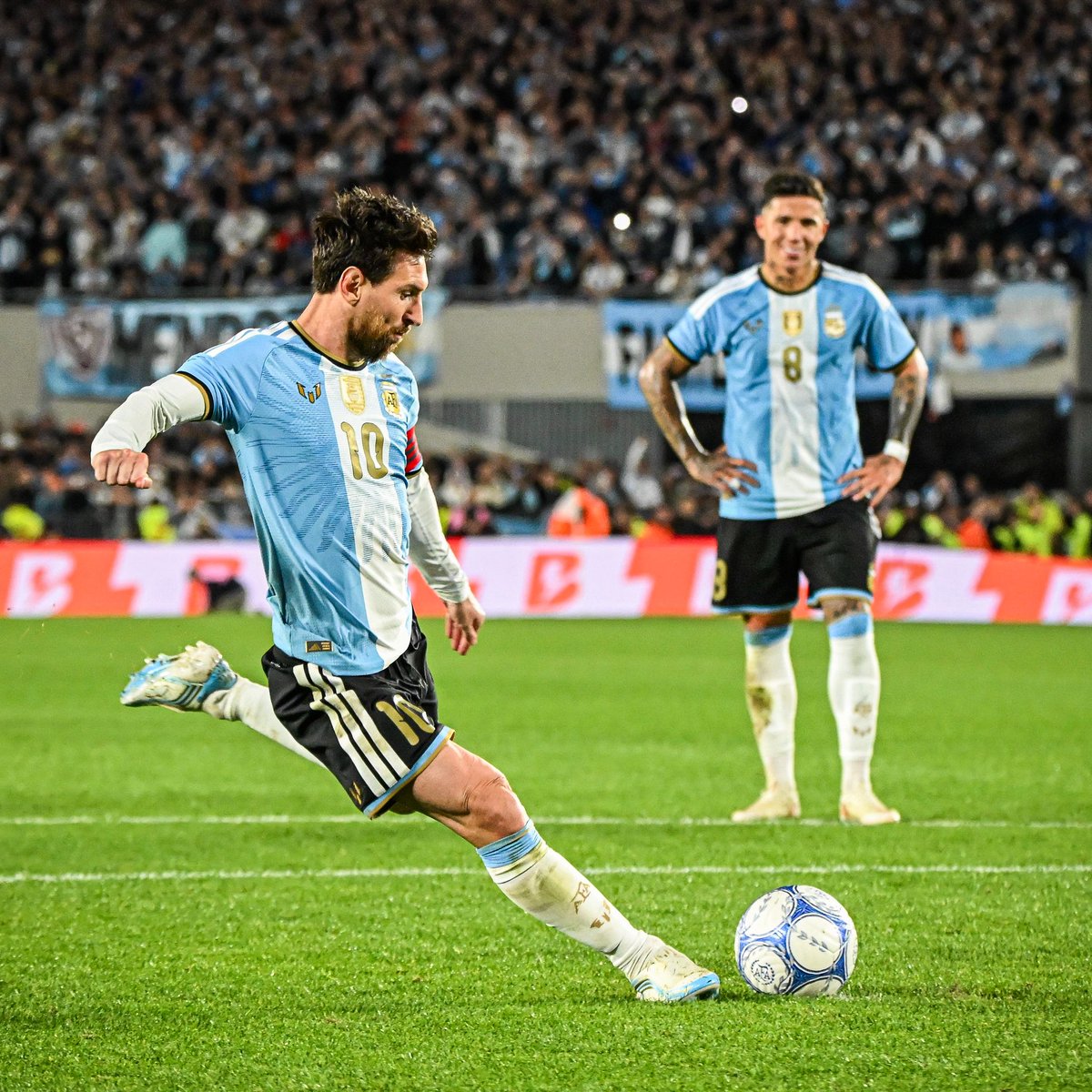 sudanalytics_'s tweet photo. Esta foto de Enzo mirando a Messi. ❤️🇦🇷 https://t.co/eAOp8y6AlH