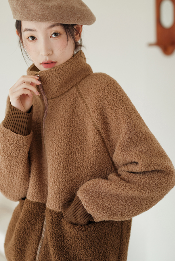 EricCrawfotifw's tweet photo. The fluffy auntie’s warm brown coat brightens a cozy small street. https://t.co/O1UAZt20fu