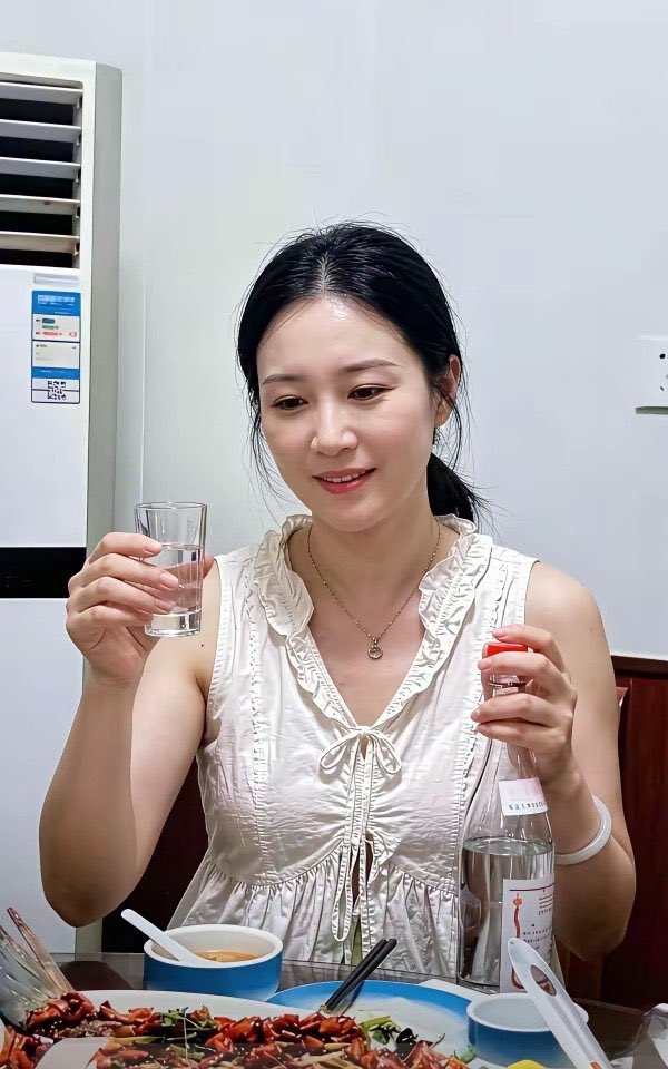 lufyuuux's tweet photo. 几天不见老闺蜜，今天必须小酌一杯
酒无好酒，菜无好菜，感情到位就好
二十多年相伴，姐妹小酒常相伴
老公调侃我们是酒蒙子
女人不喝酒，日子不长久 https://t.co/W4boTvMfJq
