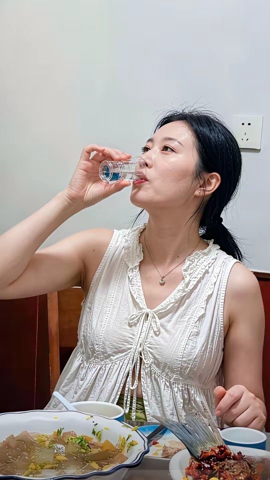 lufyuuux's tweet photo. 几天不见老闺蜜，今天必须小酌一杯
酒无好酒，菜无好菜，感情到位就好
二十多年相伴，姐妹小酒常相伴
老公调侃我们是酒蒙子
女人不喝酒，日子不长久 https://t.co/W4boTvMfJq