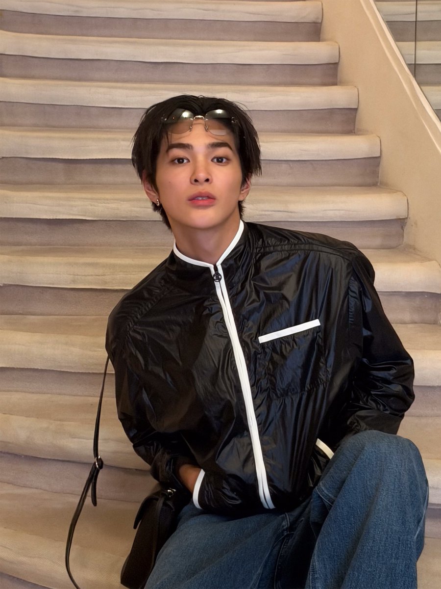 eomcoertis's tweet photo. Keonho at the Chanel House 🖤 HE LOOKS SO COOL!!!

#KEONHO #건호 https://t.co/hS1AwMlkb7