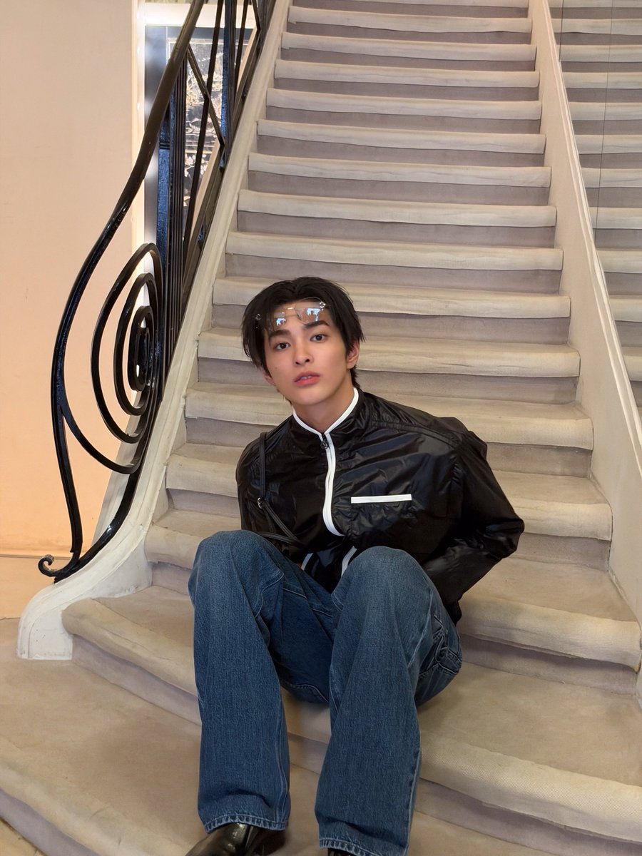 eomcoertis's tweet photo. Keonho at the Chanel House 🖤 HE LOOKS SO COOL!!!

#KEONHO #건호 https://t.co/hS1AwMlkb7