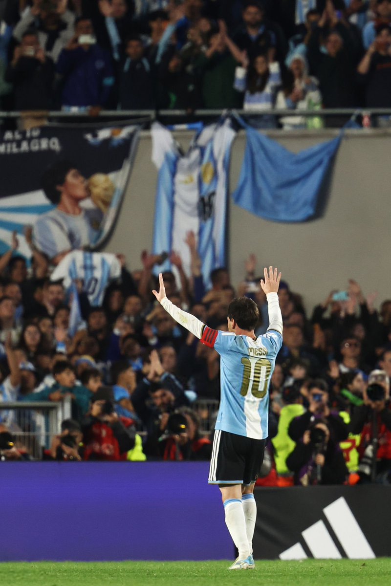 GrandXeneize's tweet photo. Gracias leo, gracias por representar nuestros colores, gracias por todo el esfuerzo y el futbol que nos diste. 
Eternas gracias capitan https://t.co/Ztez5i5rjq
