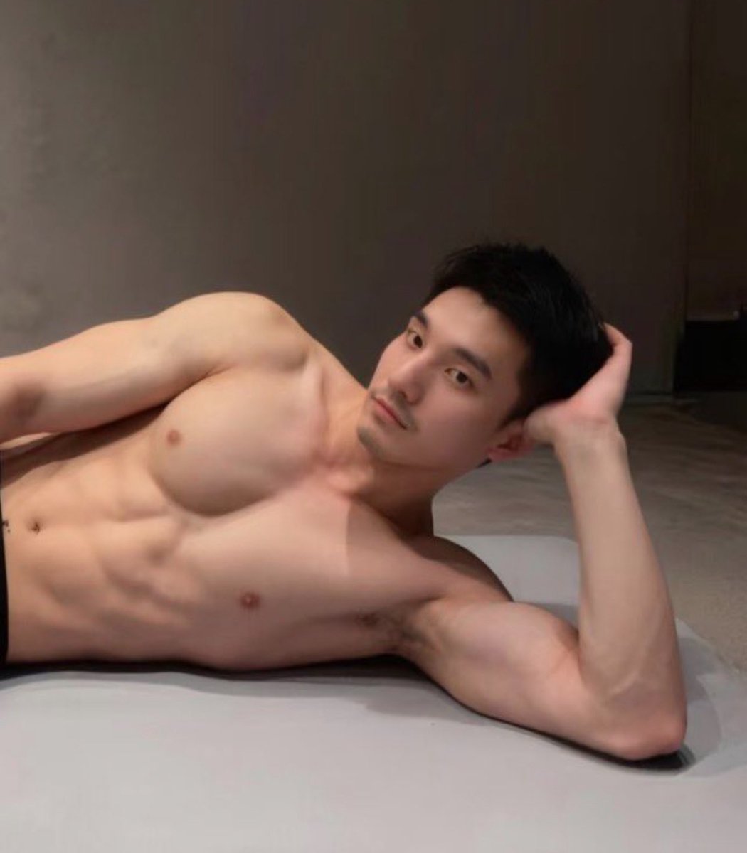 chounizadi2021's tweet photo. 【粉丝投稿】谁知道这个是谁，知道社交账号的请私信。或者在什么平台可以看到他的作品，第一个私信开门的可以免费寻人。（发帖寻人收费🧧，vpn不稳定，寻人/征友/买男性用品加个人VX（SYLjiankang2023），注明来意否则不通过） https://t.co/oevo5jDKGs