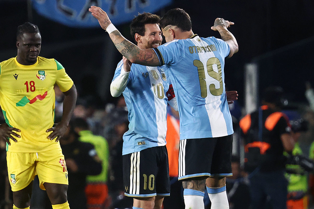SoccerKingJP's tweet photo. 🇦🇷試合結果🇦🇷
メッシが代表ラストマッチで圧巻の1G2A…通算208試合126ゴールでアルゼンチン代表に別れ
https://t.co/CGrvX6gwWa

🗣️編集部より
「メッシの代表引退試合となったベナン戦は3－0で快勝。盟友オタメンディへのアシストにPKでのゴールと最後まで“GOAT”でした」 https://t.co/uYG3WSRAZe