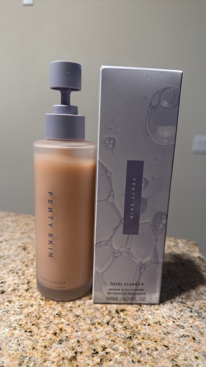lewismodel's tweet photo. @rihanna the new packaging & look slayed me! @fentybeauty #totalcleanser #fenty https://t.co/0N1BokqK81