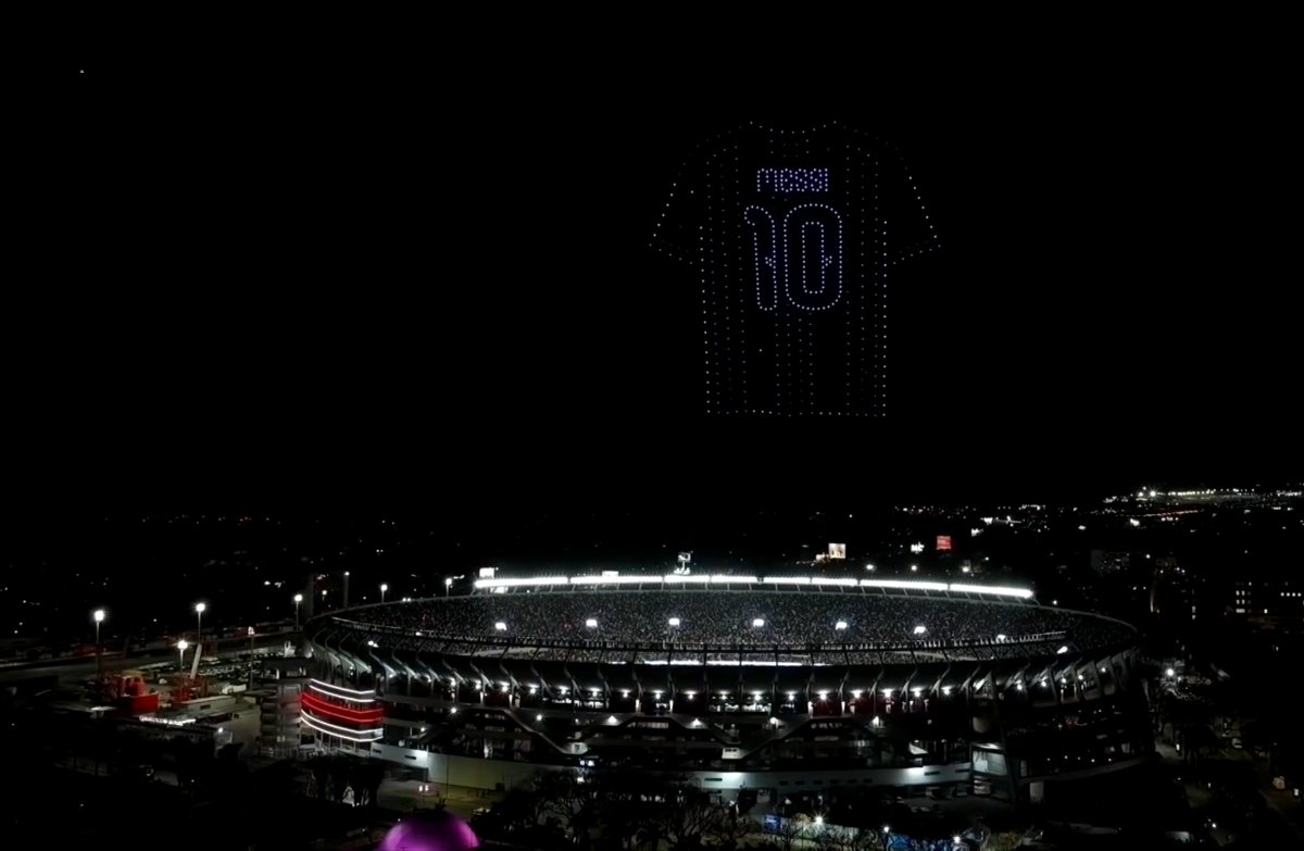 TouchlineX's tweet photo. 📸 - There is now a BEAUTIFUL DRONE SHOW to honor Leo Messi on his farewell night. 🇦🇷 https://t.co/xfCdlLIC21