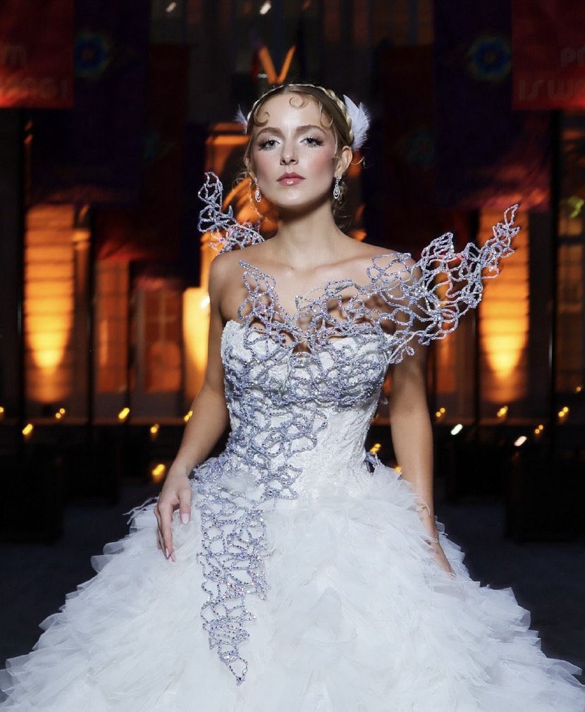 acervothgames's tweet photo. “really? a wedding dress?”
“snow made me wear it”
“make him pay for it” https://t.co/hGmeAdWA1j
