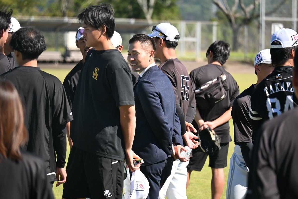 nishispo_hawks's tweet photo. 【みやざきフェニックス・リーグ】

中村晃さんがあいさつに来ています

#sbhawks https://t.co/zOrQAEzmUD