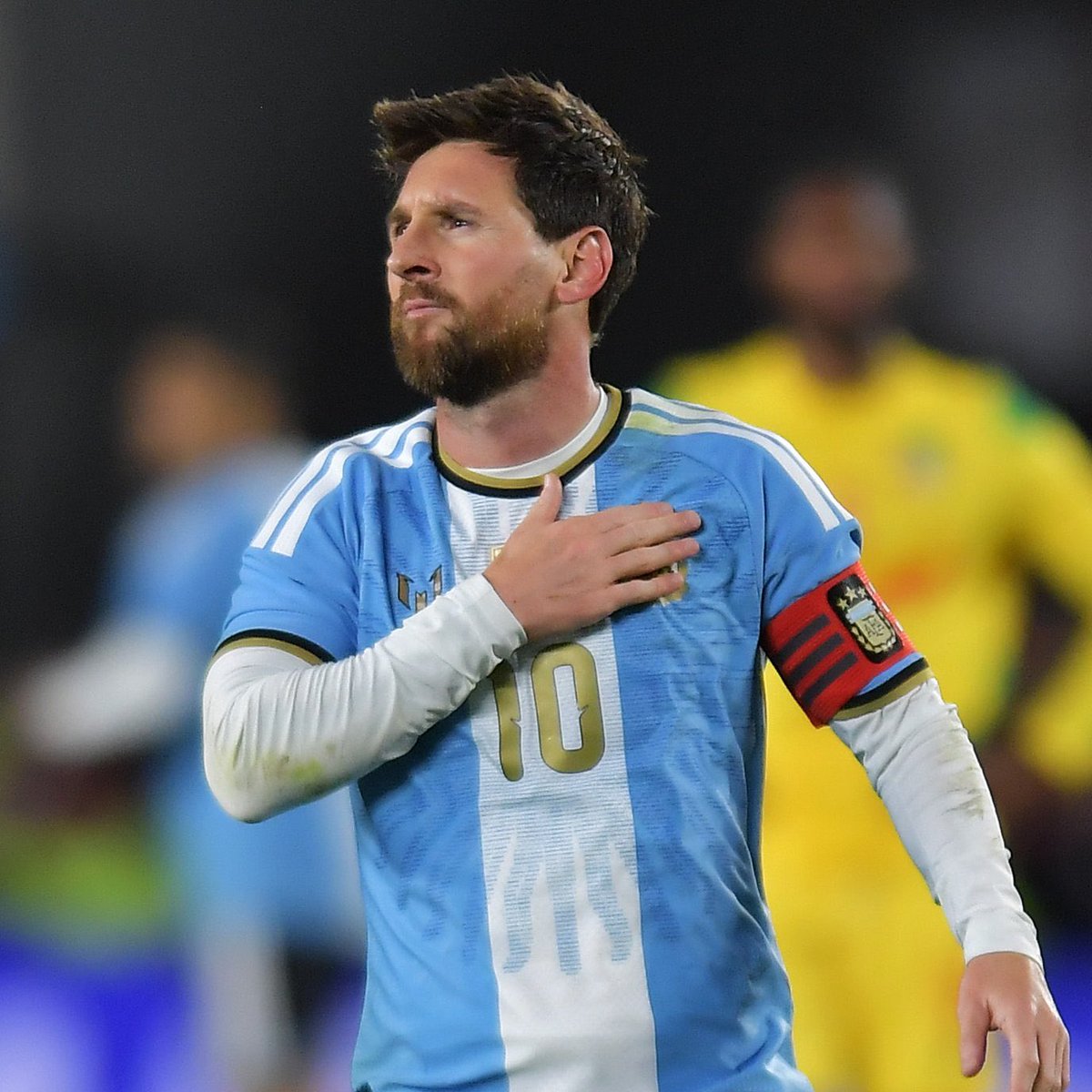 DataFutebol's tweet photo. Lionel Messi com a camisa da Seleção Argentina 

126 Gols
67 Assistências 
🏆 Copa do Mundo 
🏆🏆 Copa América 

Vimos a história. https://t.co/5PxYc0BsKZ