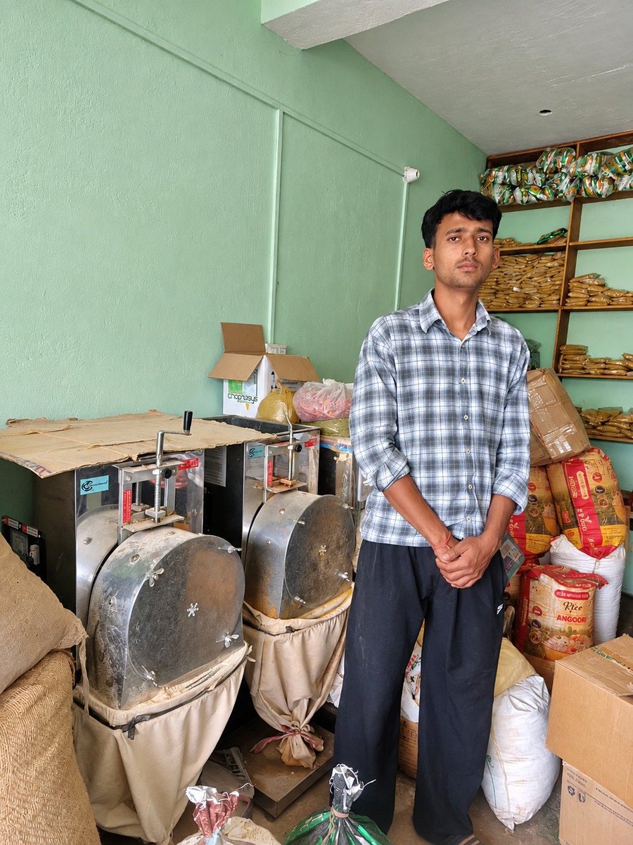 AgriGoI's tweet photo. Processing Spices,Creating Local Value 🏭 

Dwarahat Krishak Vikas Producer Co Ltd #FPO from #Almora #PMDhanDhaanyaKrishiYojana district #Uttarakhand, with 800 farmer members sets up 3 HP single-phase pulveriser, capacity 50 kg/hour for processing coriander & chilly.
Adding value & livelihoods locally,  new markets for spice farmers.
@NITIAayog

FPO Contact: Sh.Umesh Chandra 9410102861

🛒 Click to buy directly from the FPO
https://t.co/yDU4vHwN5w

#DDKY #SpiceProcessing #Chilli #Coriander #ValueAddition #AgriGoI