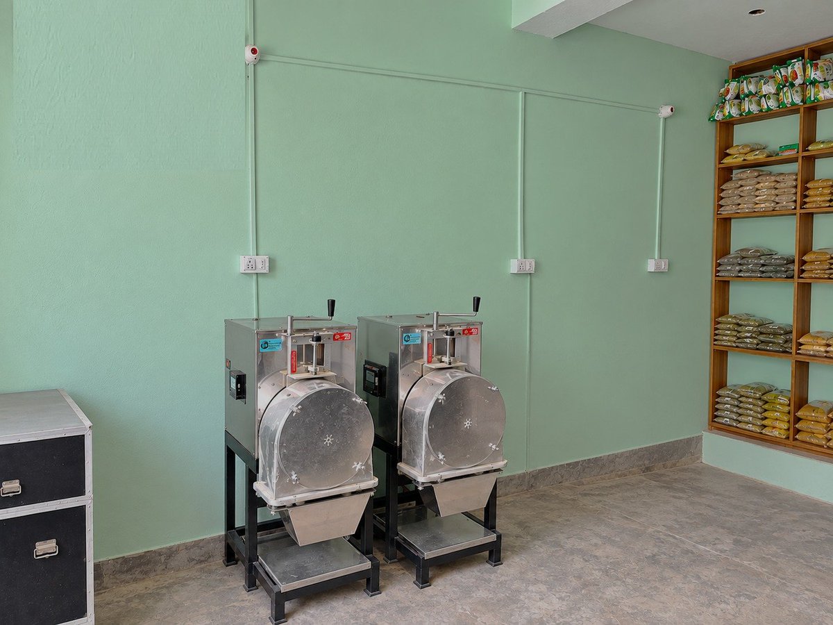 AgriGoI's tweet photo. Processing Spices,Creating Local Value 🏭 

Dwarahat Krishak Vikas Producer Co Ltd #FPO from #Almora #PMDhanDhaanyaKrishiYojana district #Uttarakhand, with 800 farmer members sets up 3 HP single-phase pulveriser, capacity 50 kg/hour for processing coriander & chilly.
Adding value & livelihoods locally,  new markets for spice farmers.
@NITIAayog

FPO Contact: Sh.Umesh Chandra 9410102861

🛒 Click to buy directly from the FPO
https://t.co/yDU4vHwN5w

#DDKY #SpiceProcessing #Chilli #Coriander #ValueAddition #AgriGoI