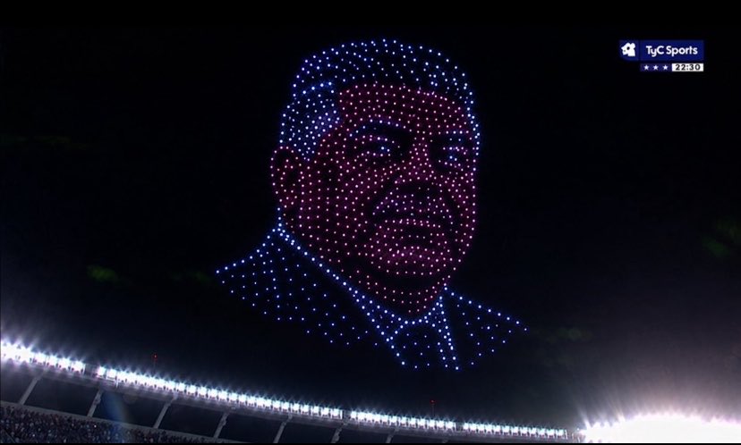 muriotapia's tweet photo. Espectacular el show de drones de la despedida del 10 https://t.co/mHZS8N6fX1
