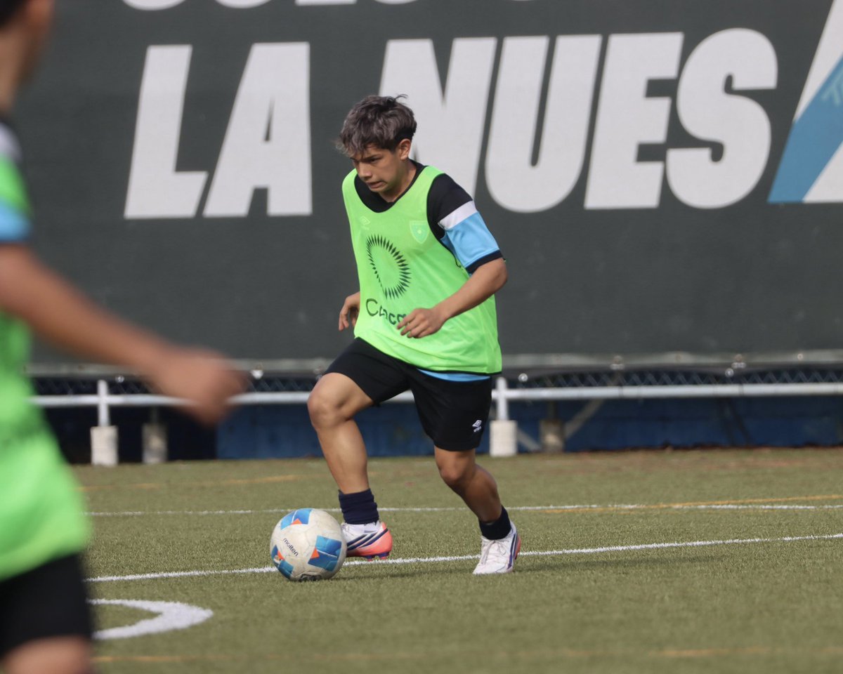fedefut_oficial's tweet photo. #SeleSub15 ¡ ¡  EL TRABAJO CONTINÚA ! ! 💪⚽️🇬🇹 

La Selección Sub 15 sumó un entreno más en el -CAR-, con trabajos físicos, técnicos y tácticos. 

Te compartimos las 📸 imágenes 

#VamosGuate #VamosSele https://t.co/dv5d1GCfSf