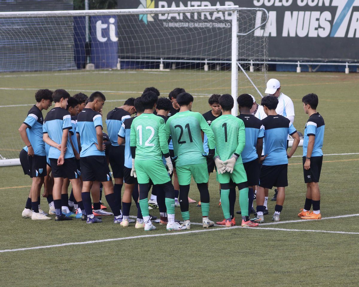 fedefut_oficial's tweet photo. #SeleSub15 ¡ ¡  EL TRABAJO CONTINÚA ! ! 💪⚽️🇬🇹 

La Selección Sub 15 sumó un entreno más en el -CAR-, con trabajos físicos, técnicos y tácticos. 

Te compartimos las 📸 imágenes 

#VamosGuate #VamosSele https://t.co/dv5d1GCfSf