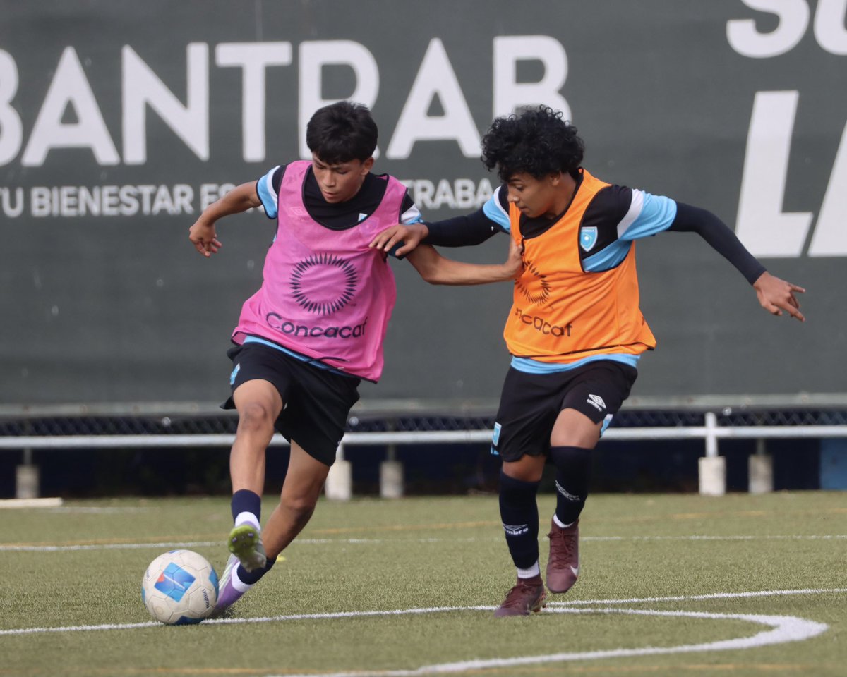 fedefut_oficial's tweet photo. #SeleSub15 ¡ ¡  EL TRABAJO CONTINÚA ! ! 💪⚽️🇬🇹 

La Selección Sub 15 sumó un entreno más en el -CAR-, con trabajos físicos, técnicos y tácticos. 

Te compartimos las 📸 imágenes 

#VamosGuate #VamosSele https://t.co/dv5d1GCfSf