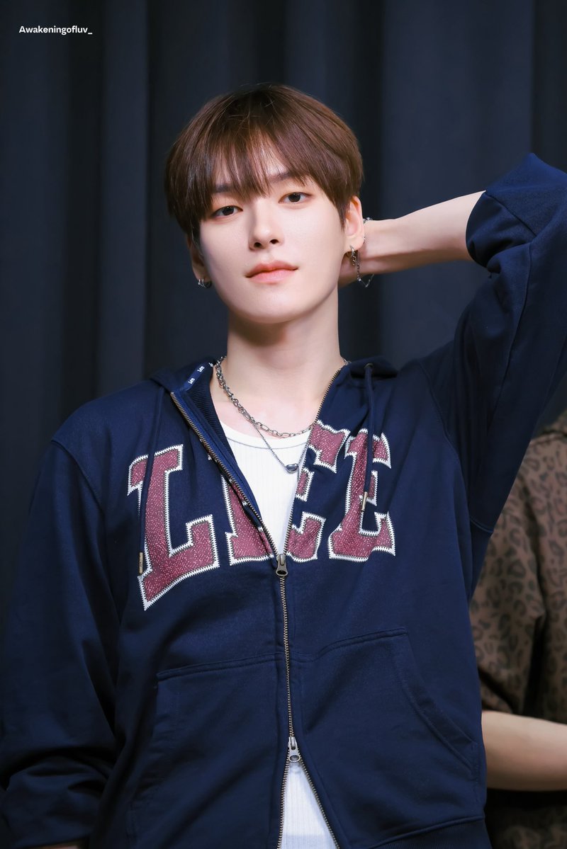 IDOL_ALLDAY's tweet photo. ▶ 셀럽 : 이펙스 위시
▶ 어디 : 261004 팬사인회
▶ 브랜드 : 후드집업 - 리 (Lee)
▶ 모델명 : 컬리지 로고 후드 집업 네이비
#EPEX #WISH https://t.co/pGp5GeBc3s