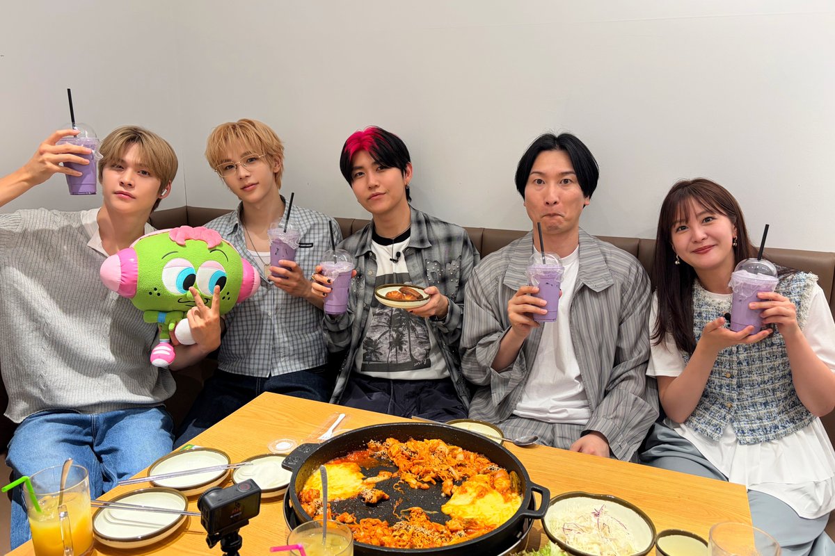MZINE_tvasahi's tweet photo. 🎵#MZINE エンジン📕
⏰きょう深夜1:30~ ※一部地域を除く

今夜は 韓国弾丸取材ツアー特別編✈️·˖✩

ミセス若井×超人気アーティストの
大興奮コラボをギュッと詰め込み
3連発でお届け🕺

ぜひご覧ください👀

【出演者】
#若井滉斗(#MrsGREENAPPLE)
#山添寛(#相席スタート) #林美桜
#ATEEZ #ZEROBASEONE #RIIZE
